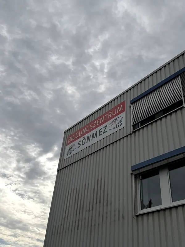 Schriftzug Bildungszentrum Sönmez an der Fassade