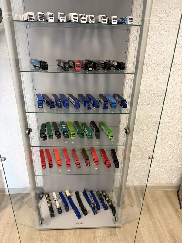 Glasvitrine mit Modell-LKW, nach Farben sortiert