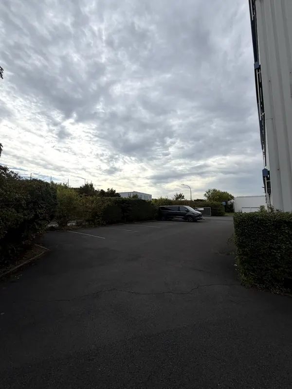 Parkplatz vor dem Gebäude